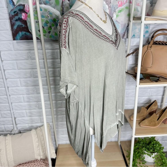 Vici POL Embroidered Tunic Top Size Medium - Picture 2 of 5